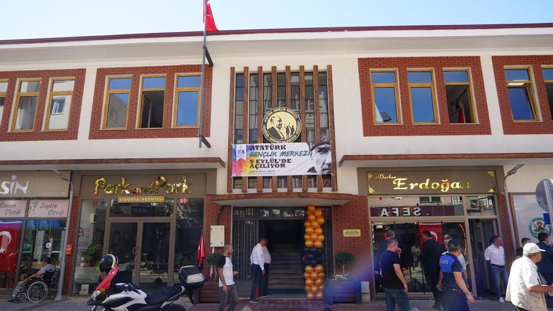 GENÇLERE 100. YIL HEDİYESİ ATATÜRK GENÇLİK MERKEZİ