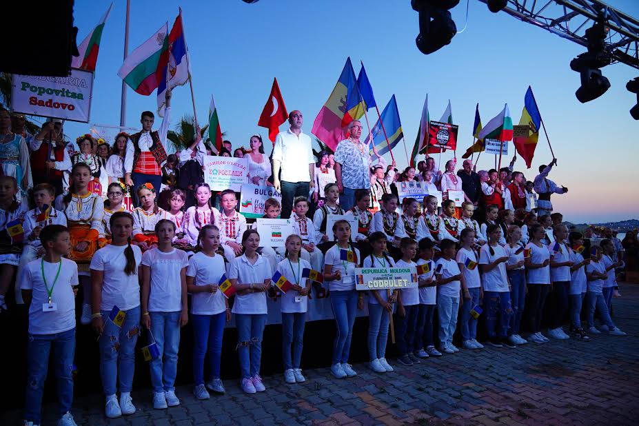 8. HALK DANSLARI FESTİVALİ COŞKUYLA SONA ERDİ