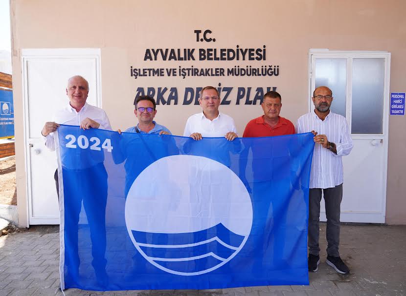 AYVALIK’TA GÖNDERE MAVİ BAYRAK ÇEKİLDİ…
