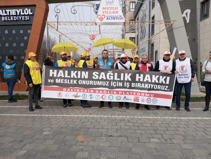 SAĞLIK EMEKÇİLERİ MESLEKİ ONURLARI İÇİN ÜÇÜNCÜ KEZ İŞ BIRAKTILAR