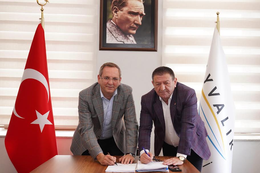 AYVALIK’TA BELEDİYE İŞÇİLERİNİ MUTLU EDEN TOPLU İŞ SÖZLEŞMESİ