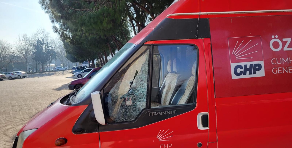 CHP’nin minibüsüne kurşun sıktılar!