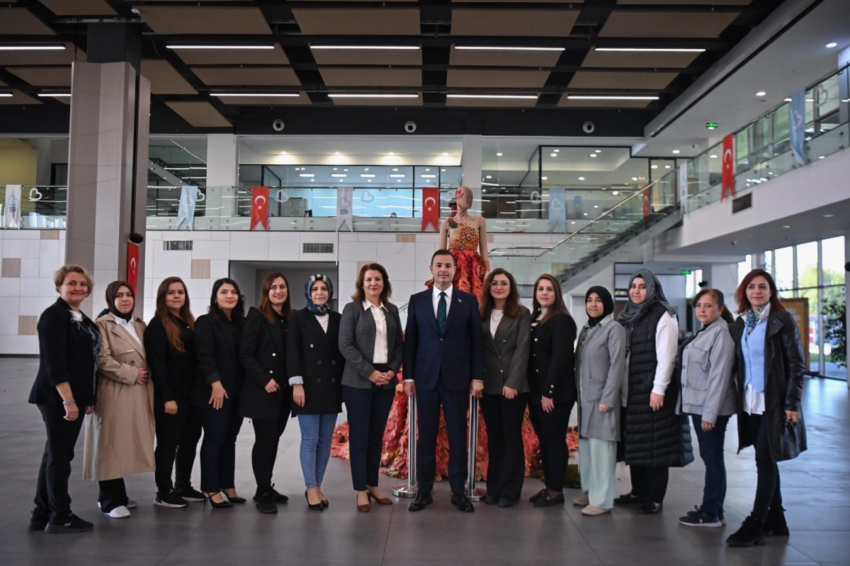 10 BİN ÇINAR YAPRAĞINDAN GELİNLİK TASARLADILAR