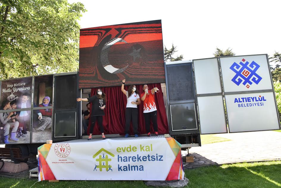 PARKTA ŞENLİK VAR