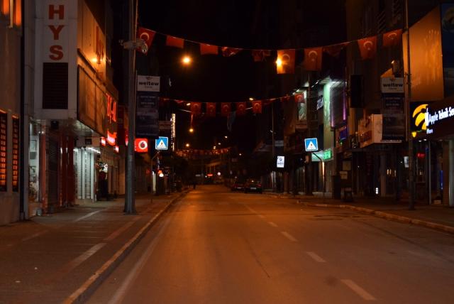 SOKAĞA ÇIKMA KISITLAMASINA UYULUYOR