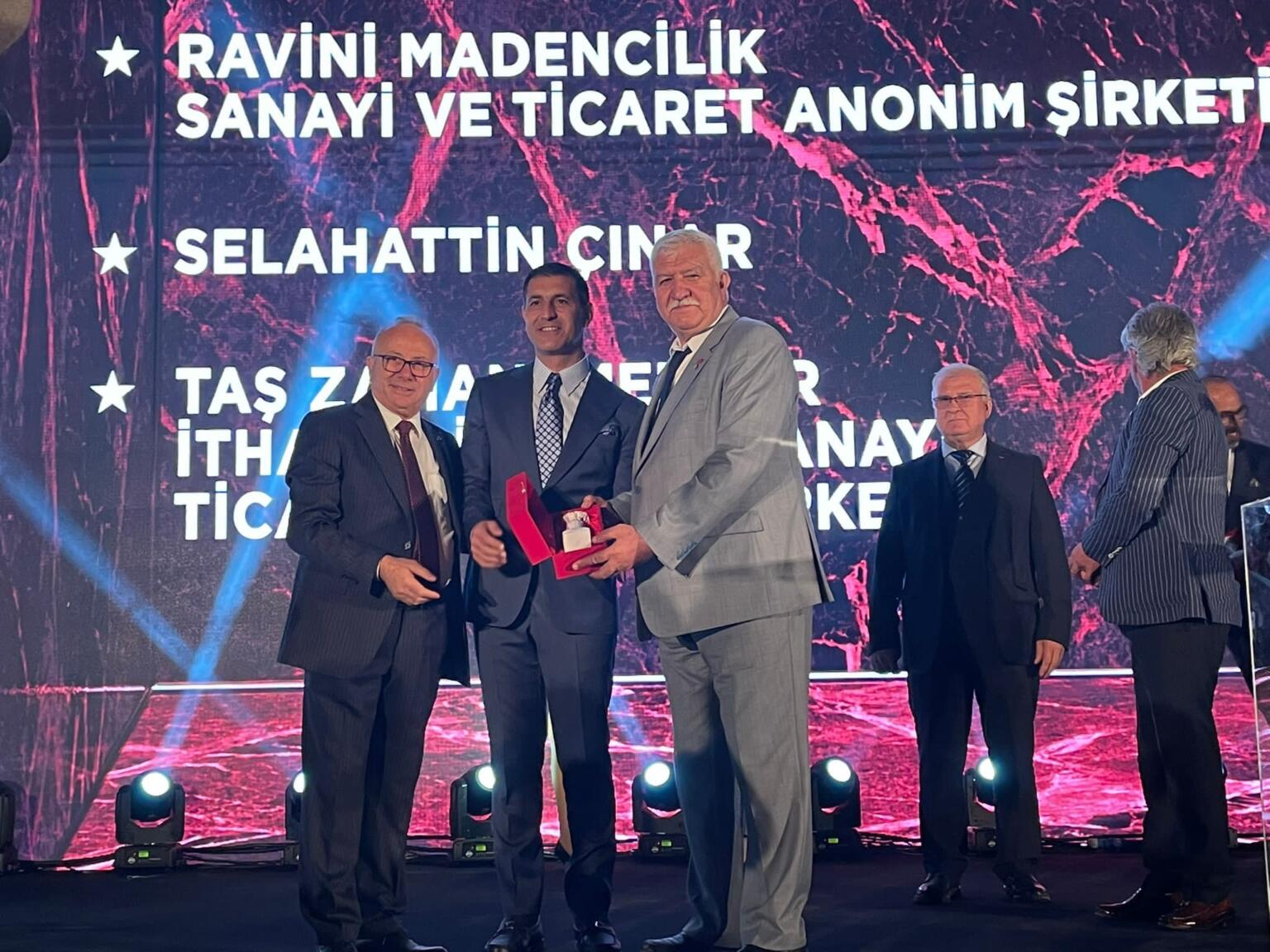 RAVİNİ’YE ÇİFTE ÖDÜL