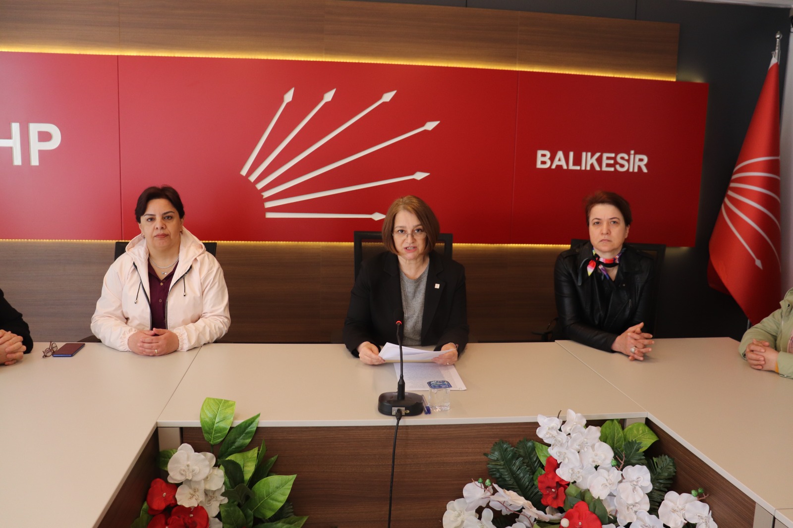 KADINLARIN EŞİT TEMSİL HAKKI İÇİN ZİHNİYET DEĞİŞMELİDİR