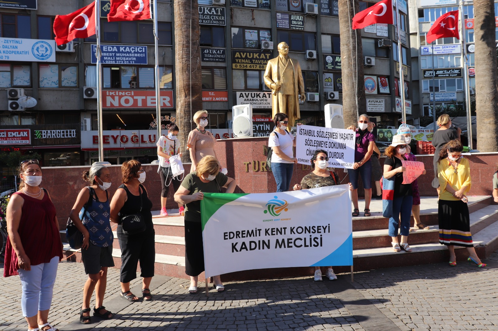 KADINLAR,KÖRRFEZ’DE ŞİDDETE VE EŞİTSİZLİĞE KARŞI AYAKTA
