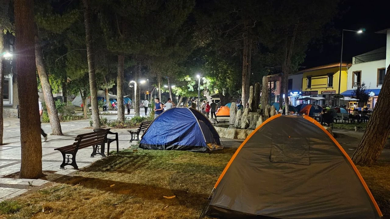 Balıkesir Sındırgı'da 4.8 Büyüklüğünde Depremin Ardından Halk Sokaklara Döküldü!