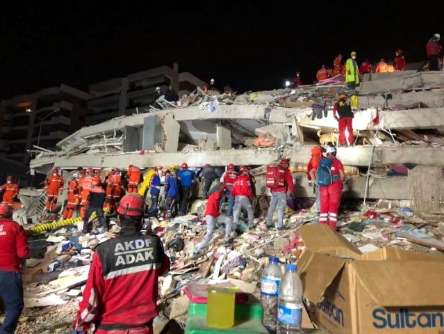 Ayvalık AKFD-ADAK İzmir'deki enkazda gönüllü olarak görev aldı