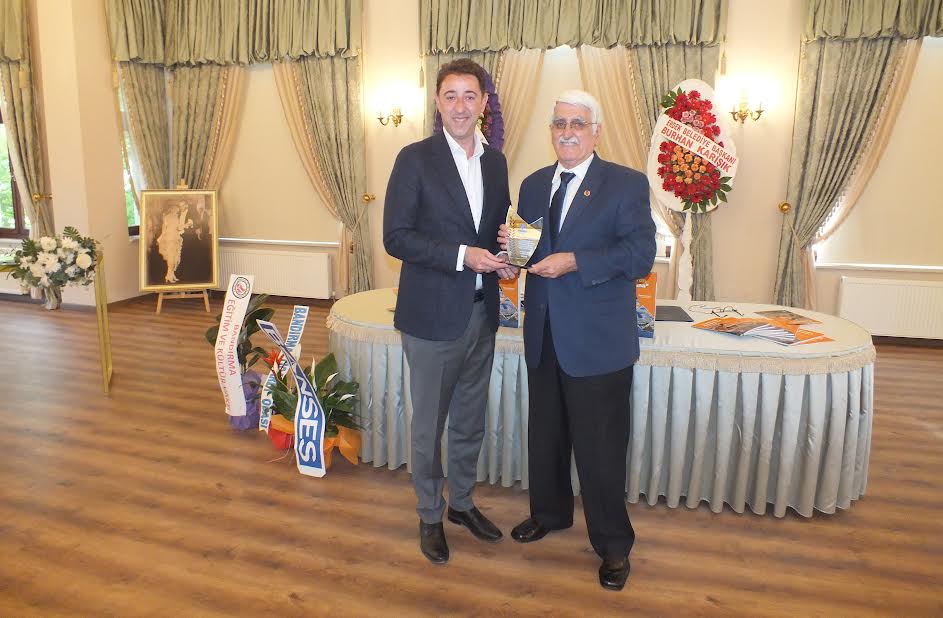 GAZETECİ BALIKÇI KİTABINI İMZALADI