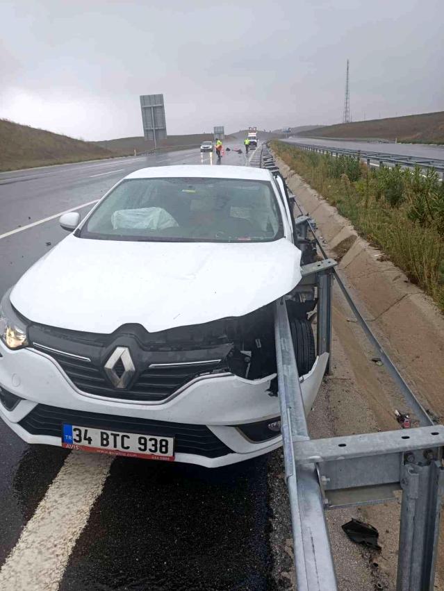 Refüje çarpan otomobilin sürücüsü hayatını kaybetti