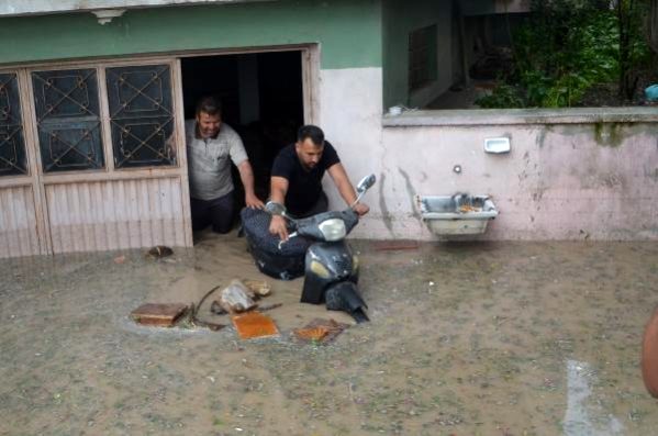 Savaştepe'de sağanak ve dolu yağışı hayatı felç etti