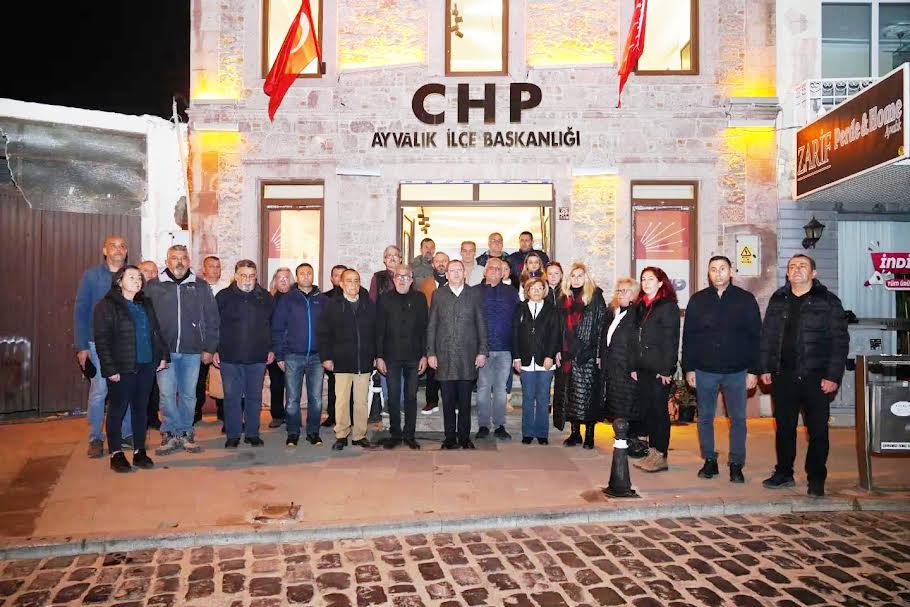 AYVALIK’TA CHP’LİLERDEN “6 ŞUBAT DEPREMİ” NÖBETİ