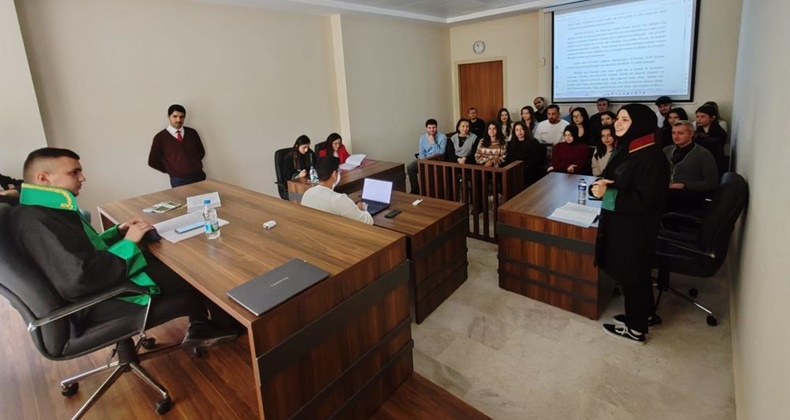 Balıkesir Üniversitesi Hukuk Fakültesi öğrencileri kurgusal mahkemede eğitim alıyor
