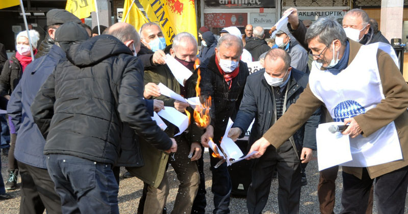 “Yandaşa yağlı börek, emekliye, emekçiye kuru ekmek”