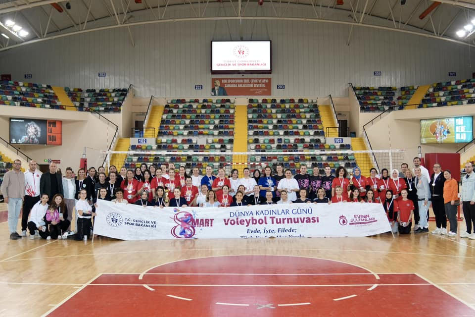 “8 Mart Dünya Kadınlar Günü Voleybol Turnuvası”nda Filede Dostluk ve Rekabet